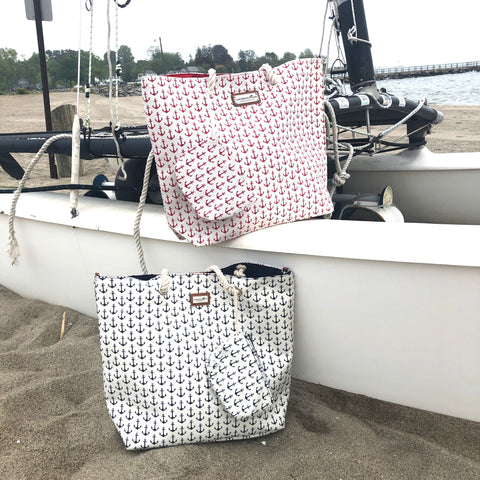 Anchors away pattern beach or boat bag. Plenty of pocket inside and an added pouch or wallet for securing valuable. 21"W x 17"Hby Two B's Accessories